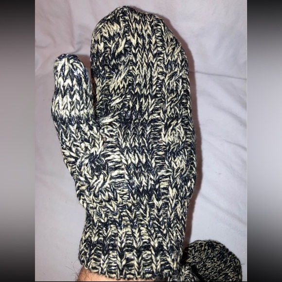 New w/ tag Jacksonville Jaguars Brilyn OTS NFL headwear Mitten Gloves Adult Size - Picture 4 of 7